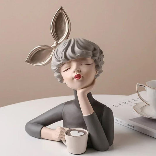 Escultura de Boneca Milly Café Conceito Cinza 